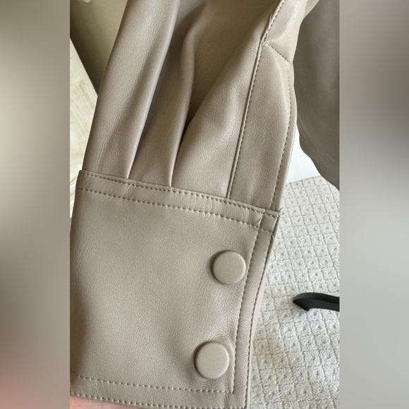 T Tahari
Faux Leather
Shirt Jacket - Picture 6 of 9